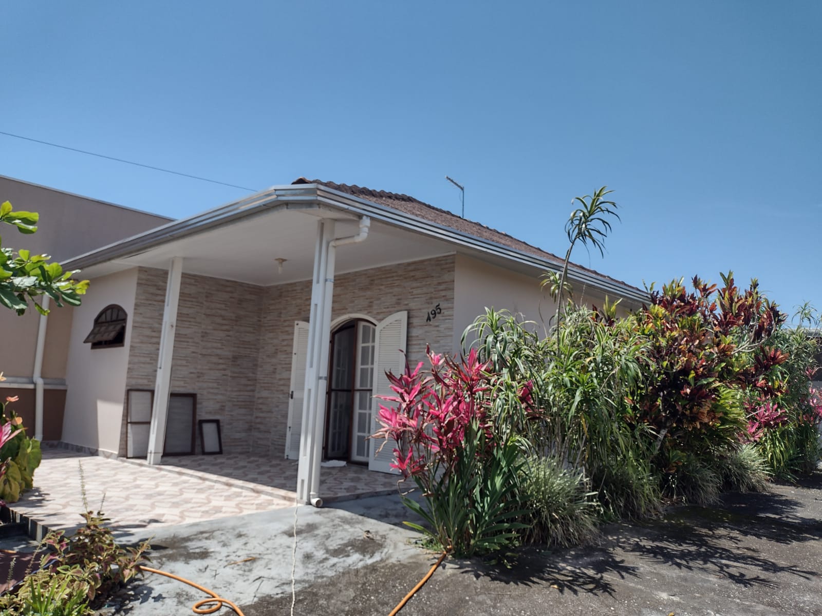 CASA EM ALVENARIA SOZINHA NO LOTE  EM PRAIA DE LESTE  APENAS TRÊS QUADRAS DO MAR