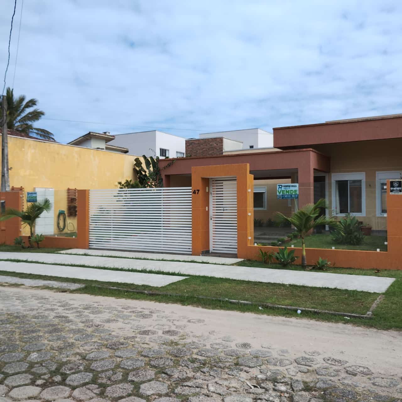 BELÍSSIMA CASA DE ALTO PADRÁO  EM PRAIA DE LESTE APENAS ALGUNS PASSOS  DO MAR