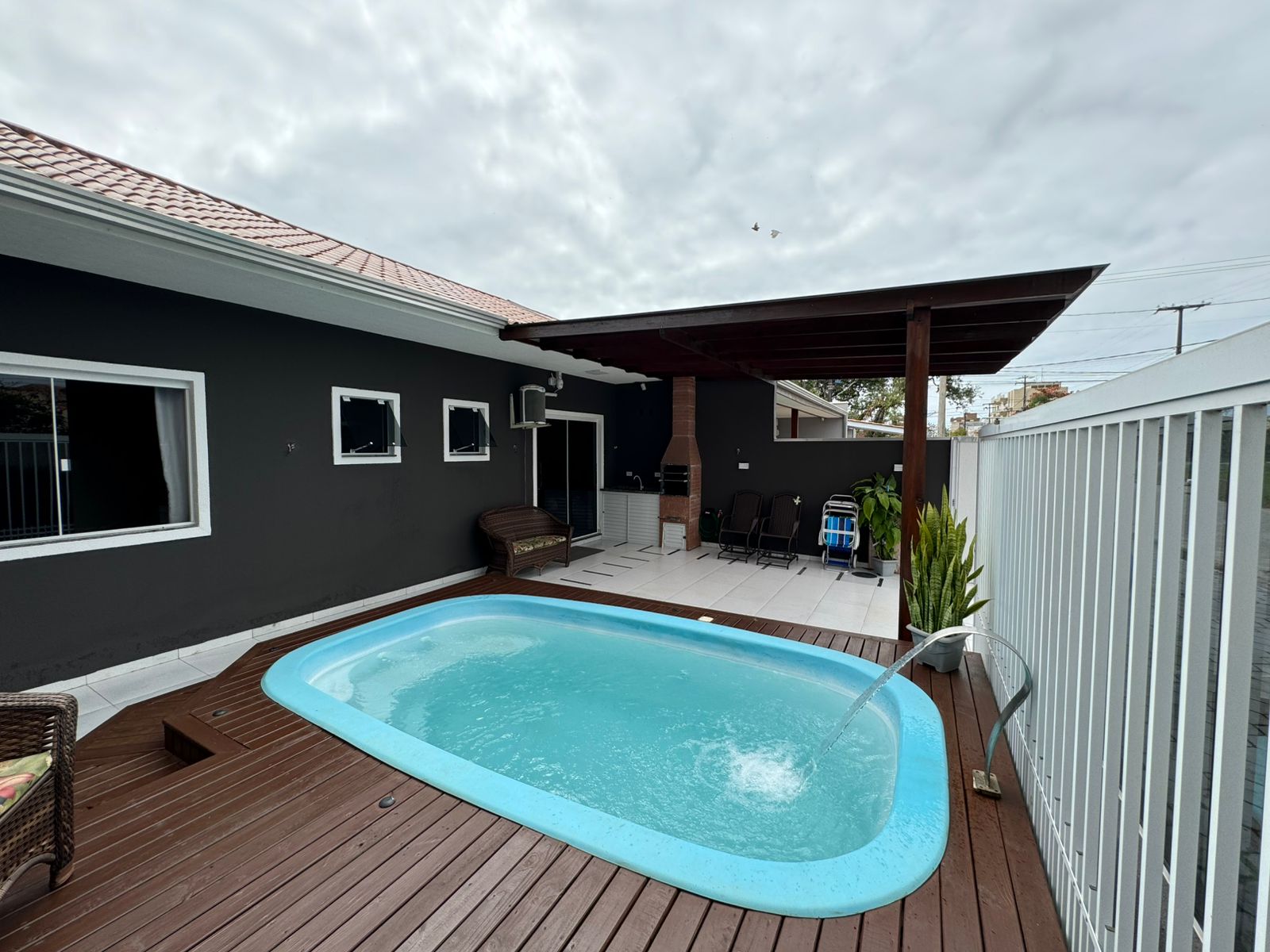 BELISSIMA CASA COM PISCINA APENAS 270 METROS DO MAR