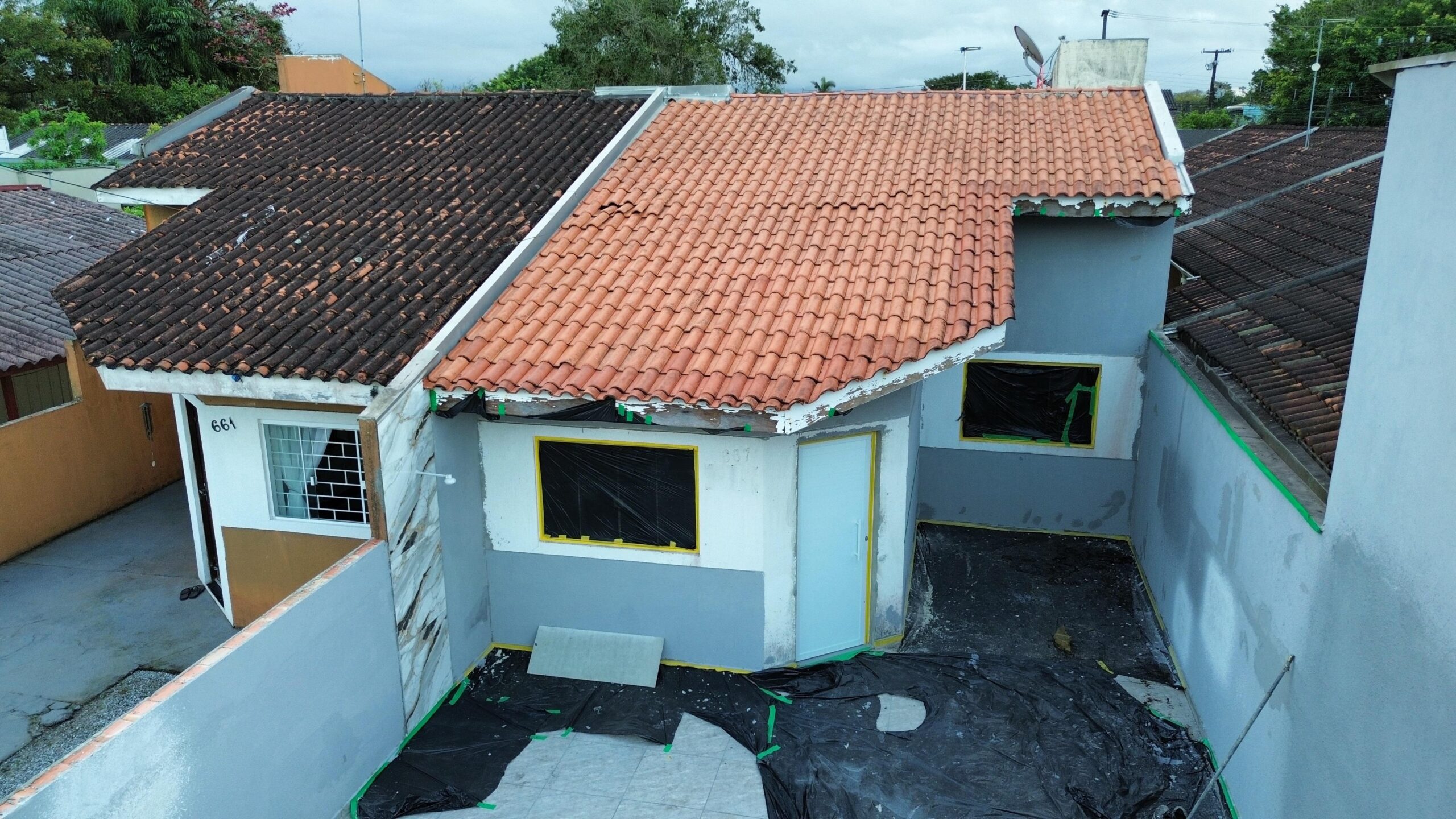 Casa em  alvenaria e laje na Praia de Leste com uma bela sobra de lote na área dos fundos